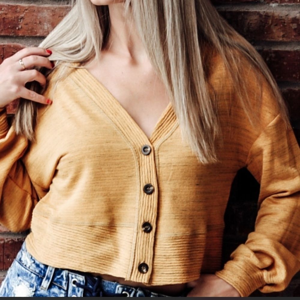 Cropped Button Front V Neck Top‎ - Picture 8 of 16